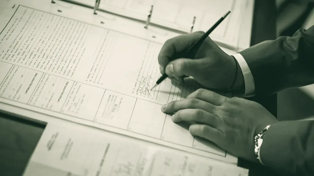 Firma de documentación laboral en una carpeta de legajos